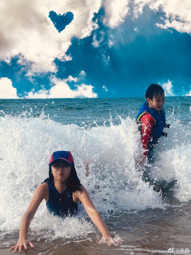 吳尊曬全家度假照表白：離不開家人，Neinei穿泳裝被讚超模