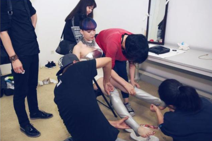 从纽约时代广场的顶流，沦落到小县城卖唱，吴