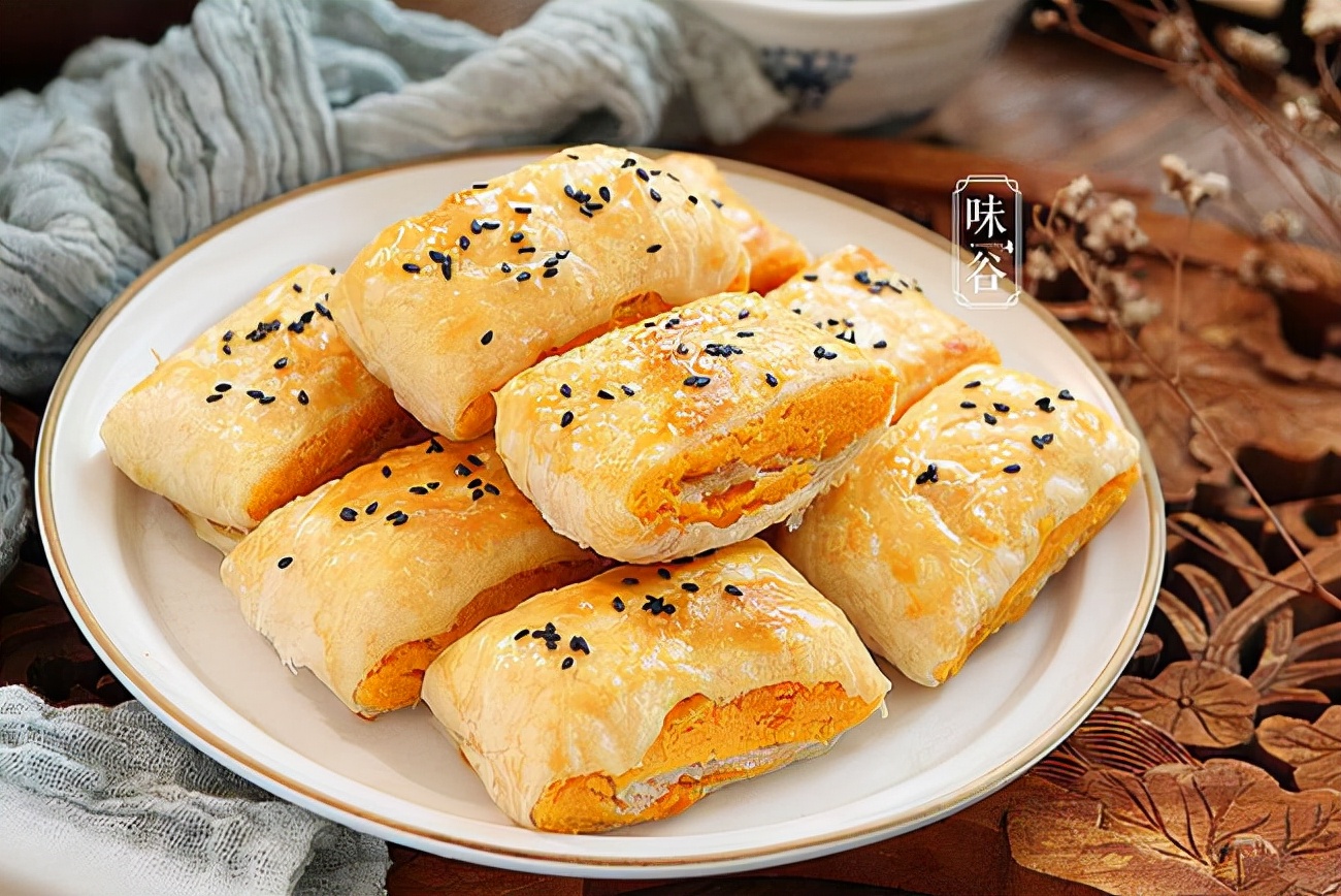 红薯别再煮着吃了，包上手抓饼，孩子抢着吃，后悔做少了，真香