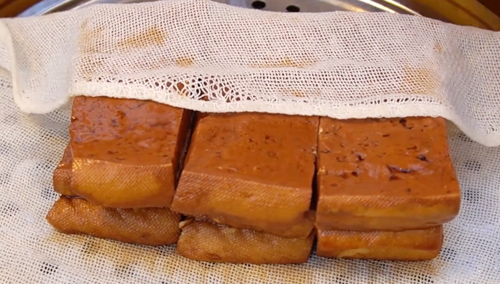 豆腐放鍋裡蒸一蒸，香辣下飯，不放肉也好吃，我家一周至少做3回