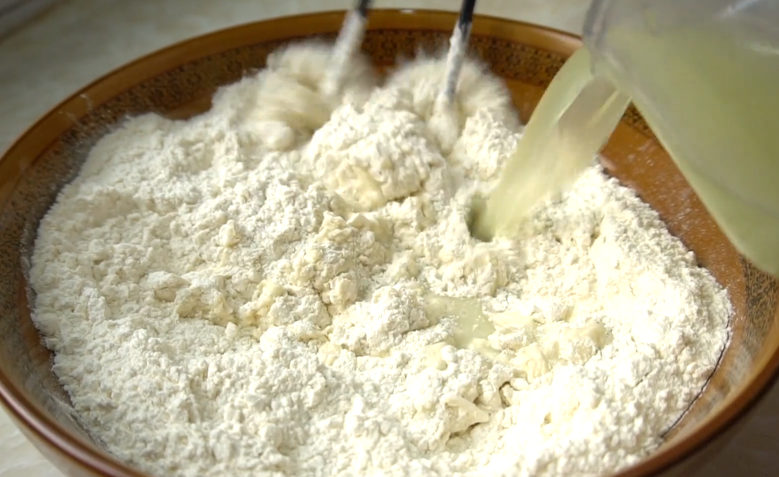 白菜這樣吃真過癮，不發麵不燙麵，一折一卷就搞定，比包子還好吃