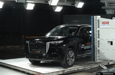 现场动图丨国内首次！红旗E-HS9成功挑战双侧柱碰试验