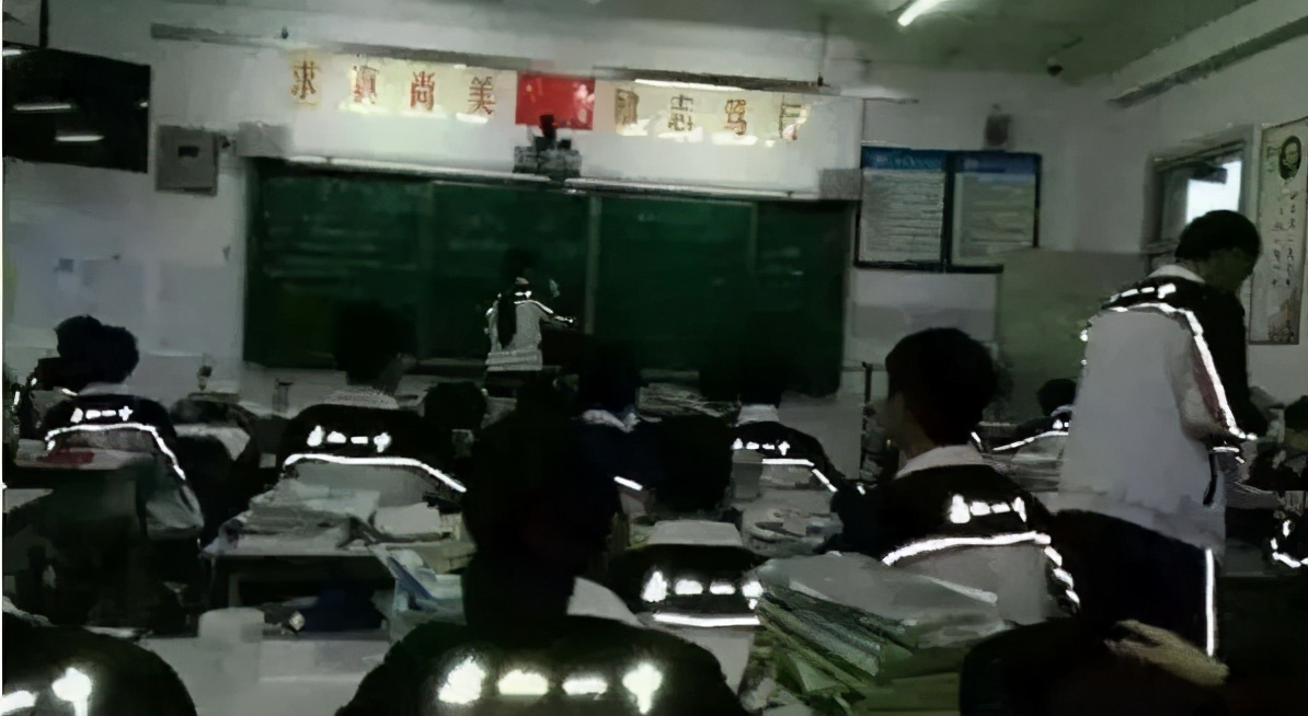 这套专治早恋校服设计，让你怀疑人生