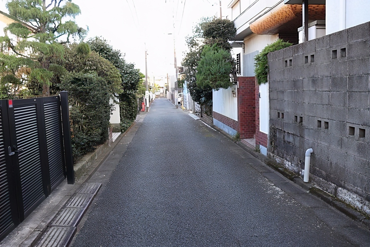 日本房子围墙很矮，也没有大门！难道不怕小偷吗？
