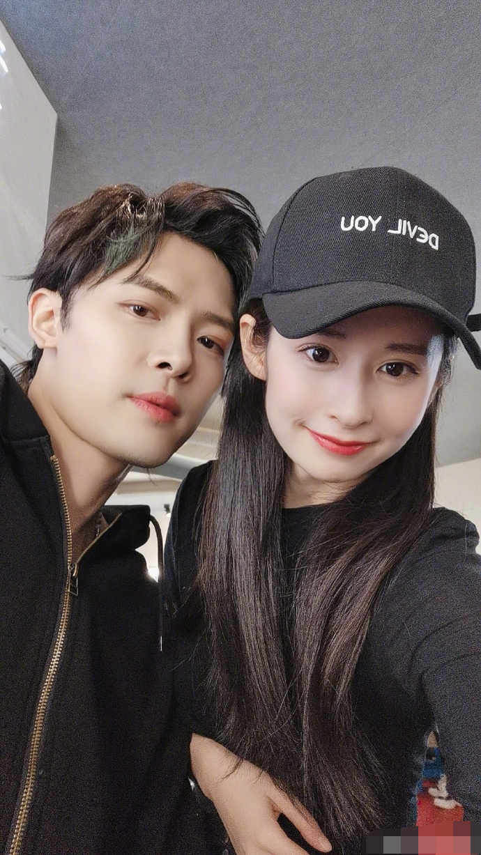 Ying Er Sun takes a photo with her brothers, the beauty filter is too ...