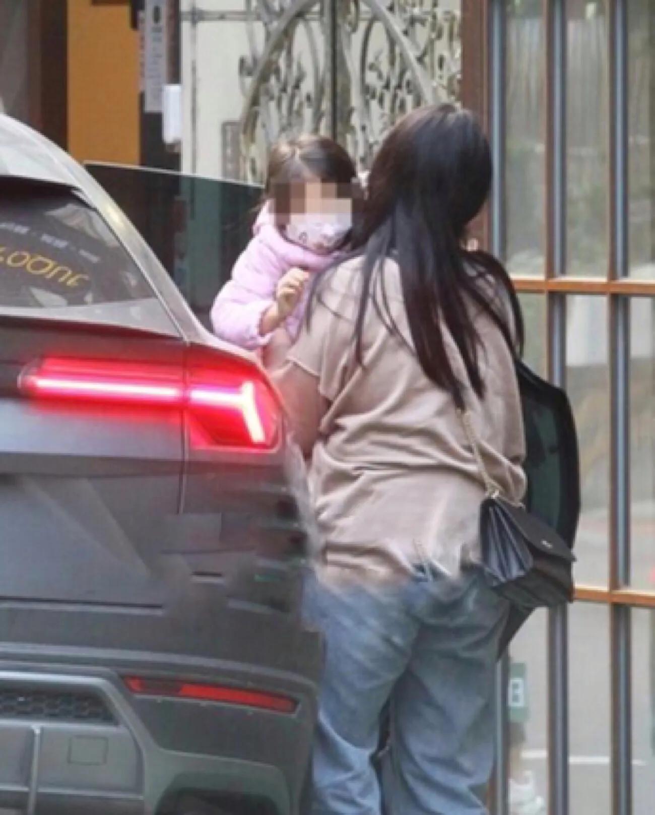 周杰倫一家四口出門吃甜品，一雙兒女正臉曝光，姐弟模樣很可愛