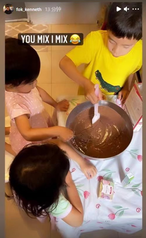 郭晶晶二女兒長大了，穿粉色波點裙做蛋糕，才3歲時尚力堪比奶奶