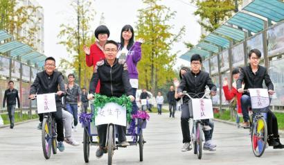 清华男生拉横幅示爱“女生节”，网友：真学霸，没点文化都看不懂