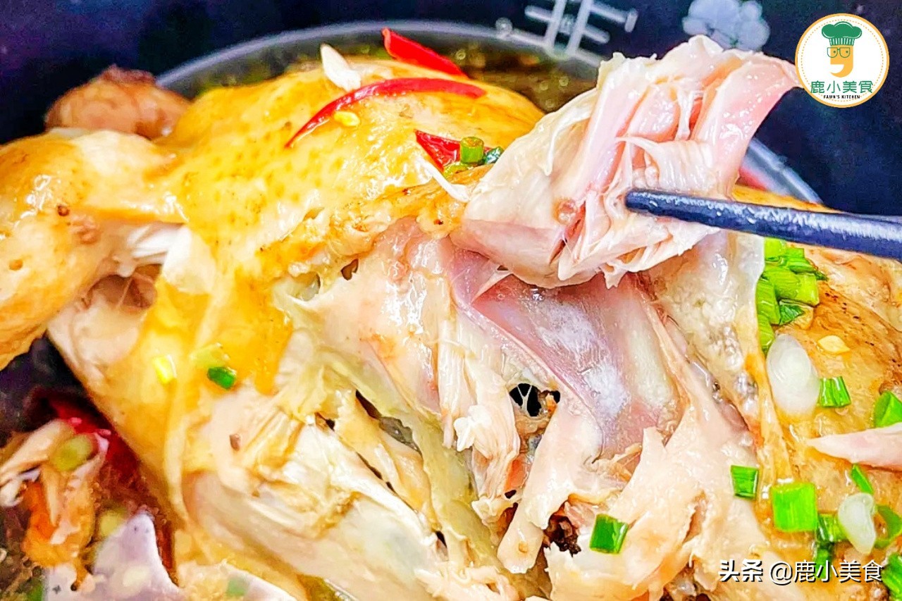 鹽焗雞，只放鹽焗雞粉不夠香，多放“1料”，皮脆金黃，肉滑鹹香