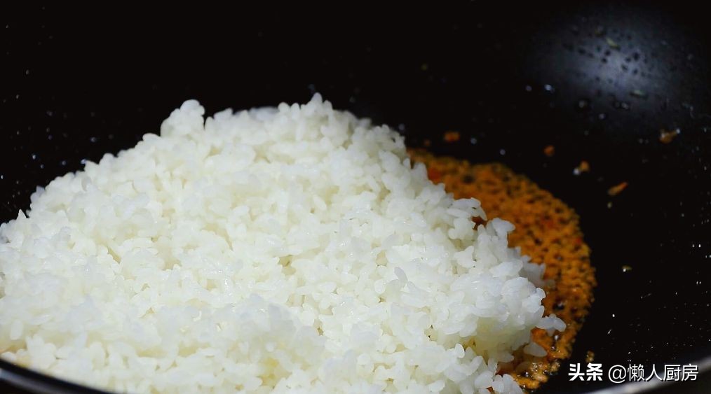 沒想到紫菜炒飯這麼好吃，配上1個雞蛋和半根胡蘿蔔，顏色豐富