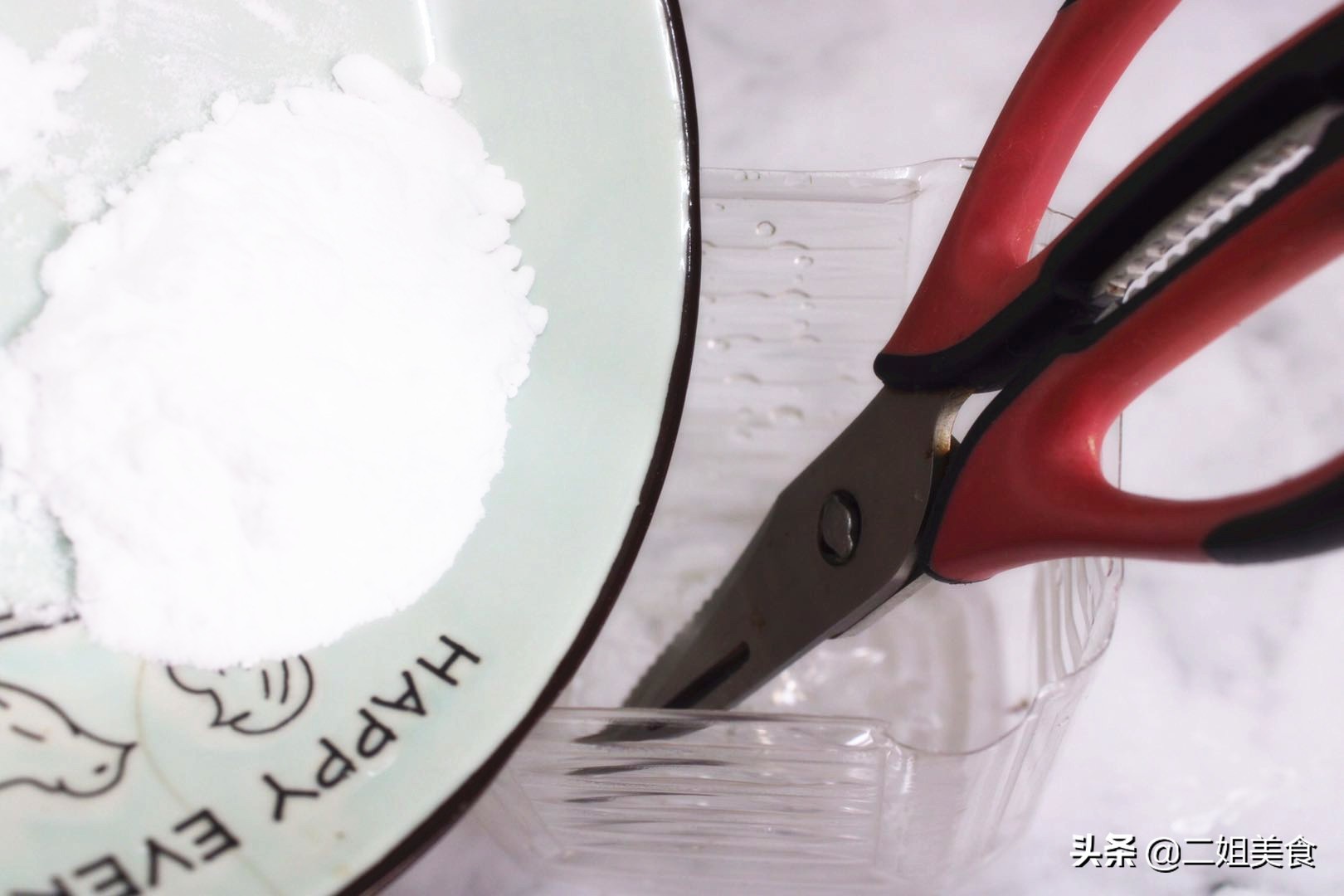 把剪刀放入小蘇打水中，太聰明了，用途花錢買不到，簡單還實用