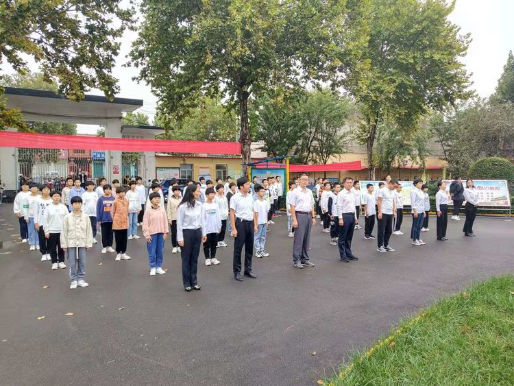 邯郸：临漳县第四中学举行拜祭孔子诞辰仪式暨尊师敬贤报告会