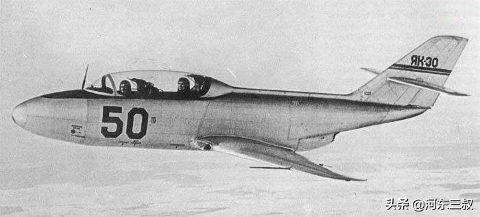 空中拼刺刀，造型独特的雅克-36垂直起降战斗机
