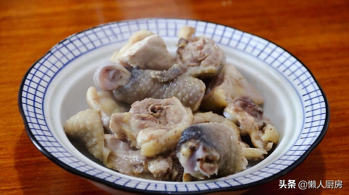 碰到這椰子別手軟，價格便宜，人人吃得起，塞進一隻雞，解饞