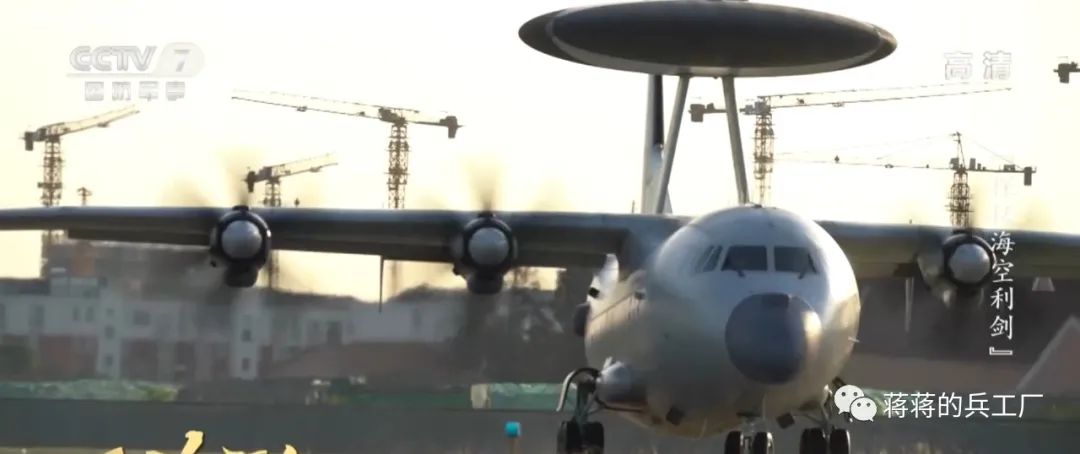 空潜200巡逻机空投航空自导深弹和声呐浮标抓潜艇，数量众多