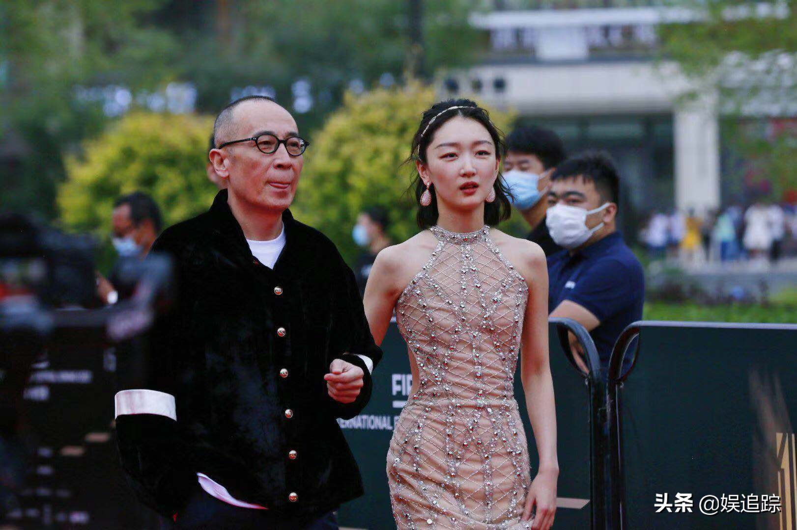 Zhou Dongyu and Xu Kai embrace the subtle atmosphere, the bronzing dress is  a bit short, but the skin is really fair - iNEWS