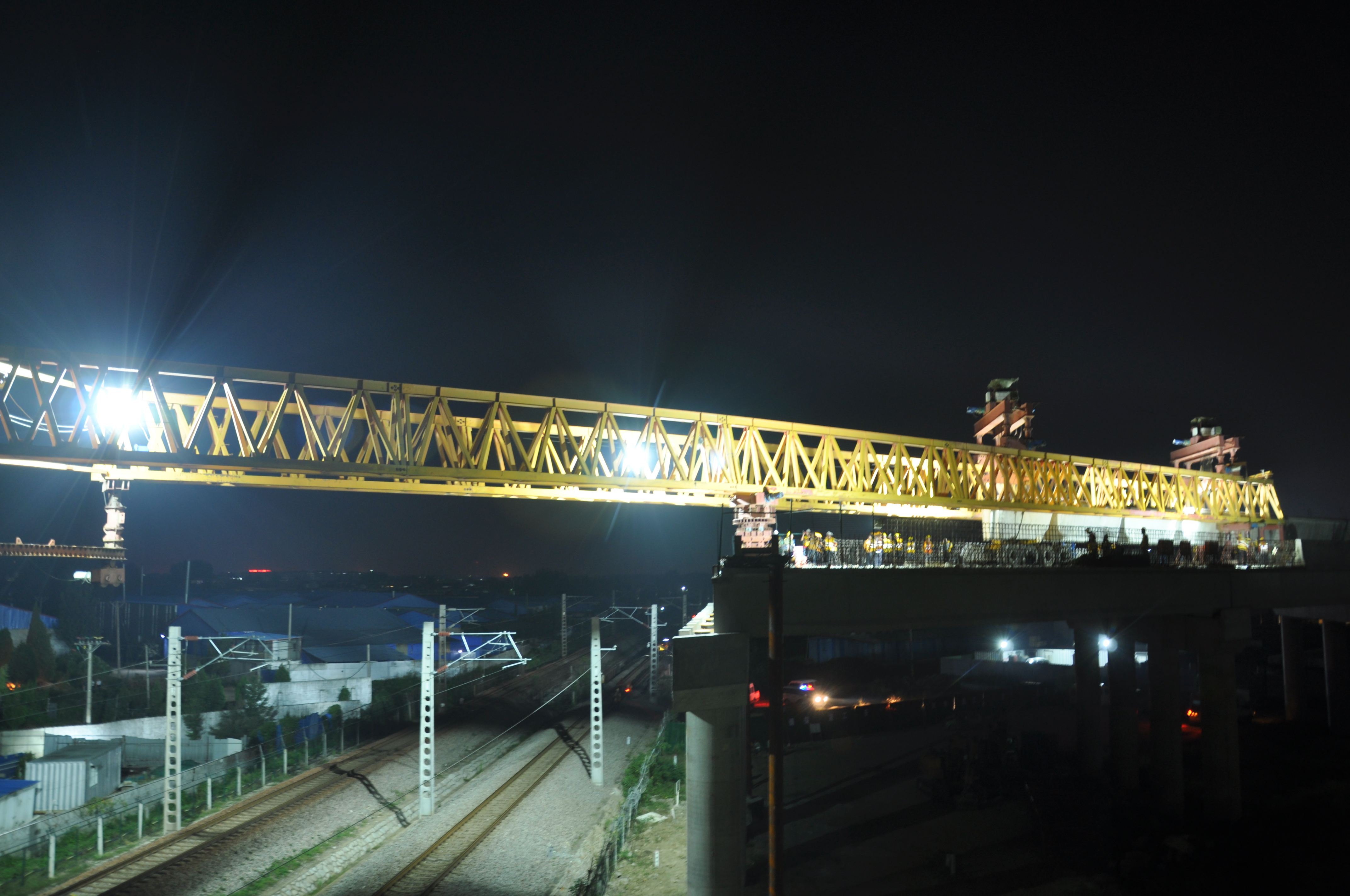 京沪高速改扩建工程跨兖石铁路桥主跨架梁全部完成