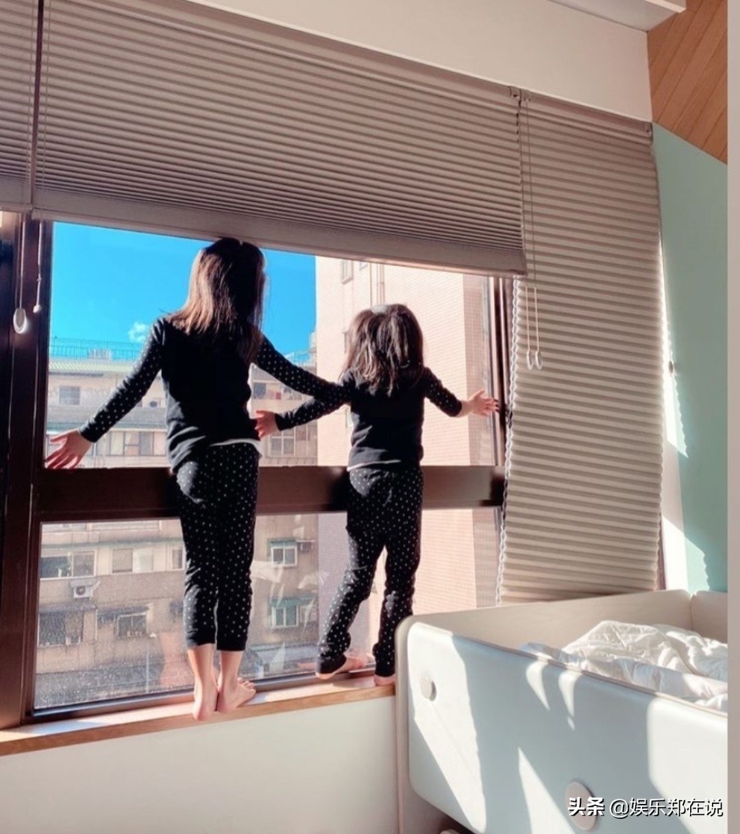 賈靜雯曬女兒近照，咘咘姐姐力爆棚餵妹妹飯，睡醒的波妞太幸福了