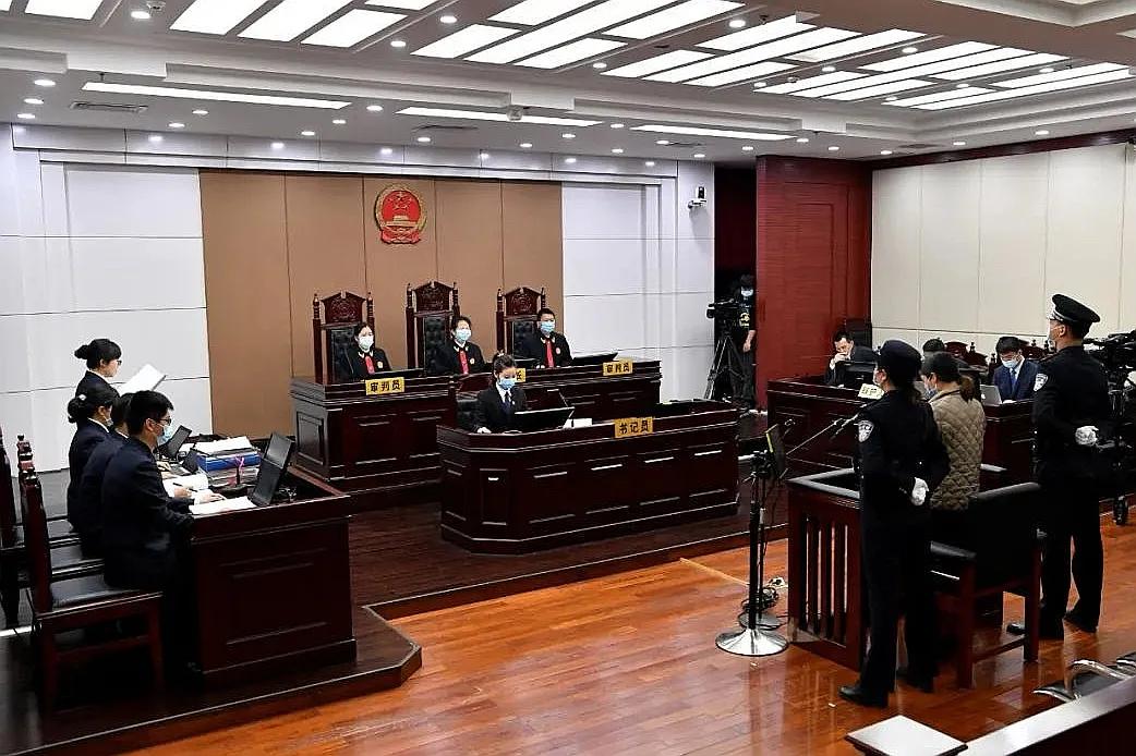 因盲目崇拜而沉沦的劳荣芝，再次庭审能保住命的几率有多大