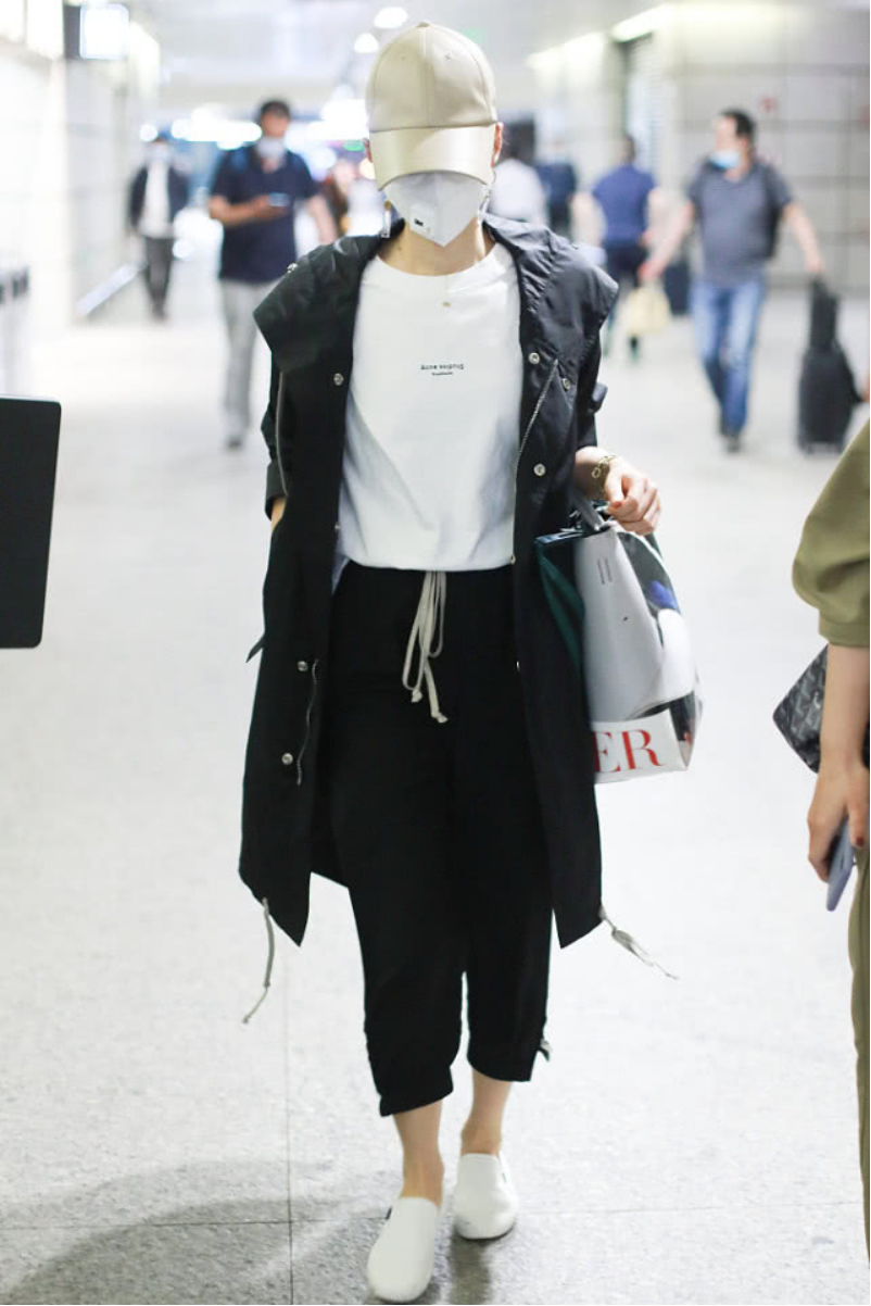 马伊琍全副武装走机场，“宝妈”造型毫无星味，看着真随性