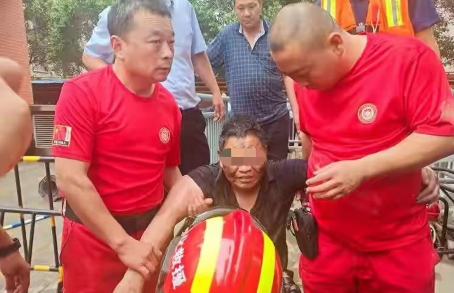 郑州男子被困车库4天，喝污水续命身上多处被泡烂：8次不想活了