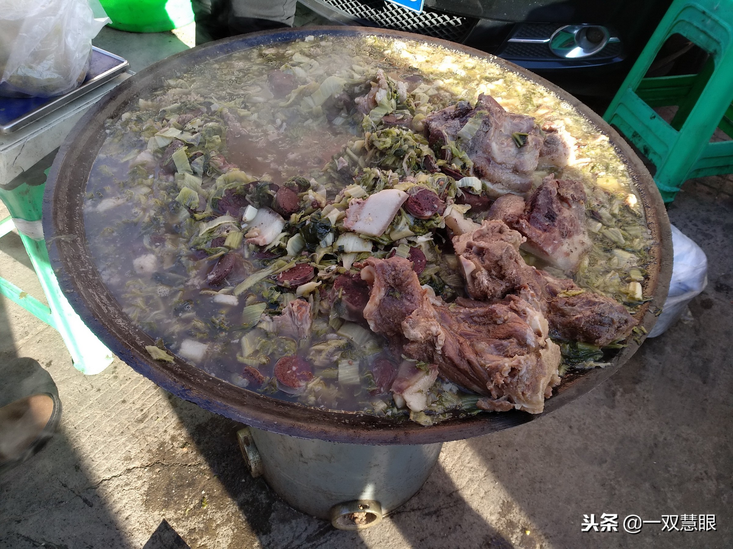 猪血肠杀猪菜那是北方人的最爱，杀猪菜猪血肠的制作过程很复杂的