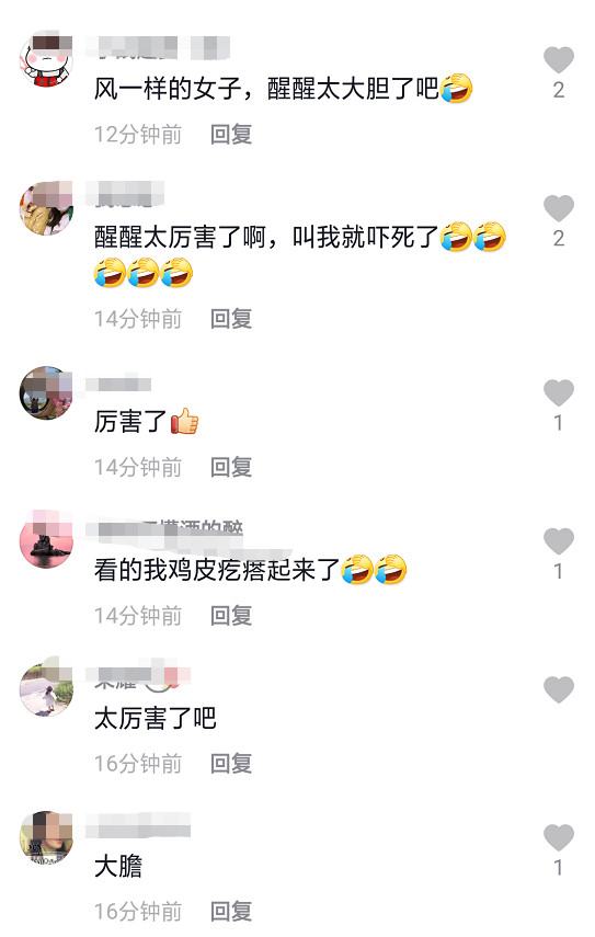 服！ 章子怡5歲女兒接觸冷血動物，醒醒徒手抓蛇摸蜥蜴超淡定