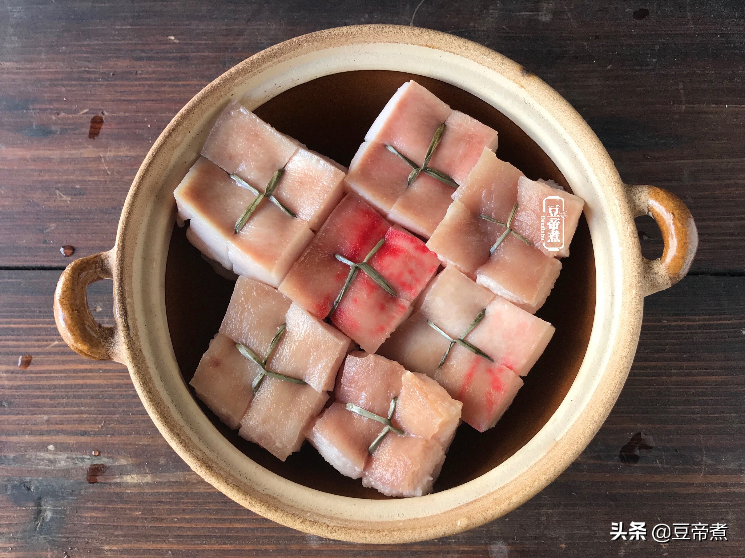 ​看看大厨是怎么做秘制东坡肉的，选料烹饪够讲究，味道就是不一样