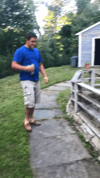 爆笑GIF动态图：好人太难了，让她男友追了整整三条街