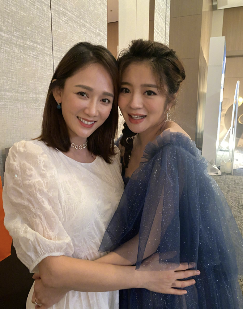 40岁安以轩晒照庆生，为二胎办迎婴宴，丈夫送380万名表宠妻