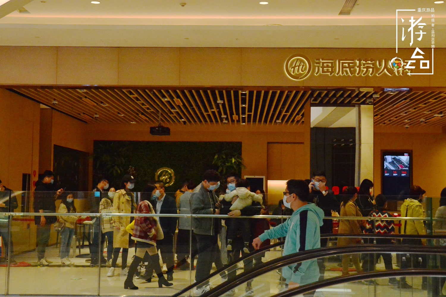 重庆人与海底捞的爱恨：嘴上说不好吃，但排队的人却很多