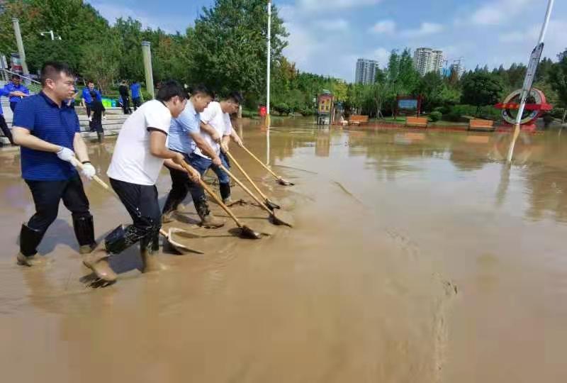 清晨起行动！500余名漯河城管展开清淤