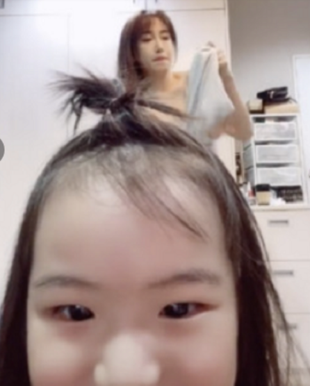 熊孩子？女星換衣過程被女兒全程拍下！傳上網(wǎng)1天引13萬人觀看