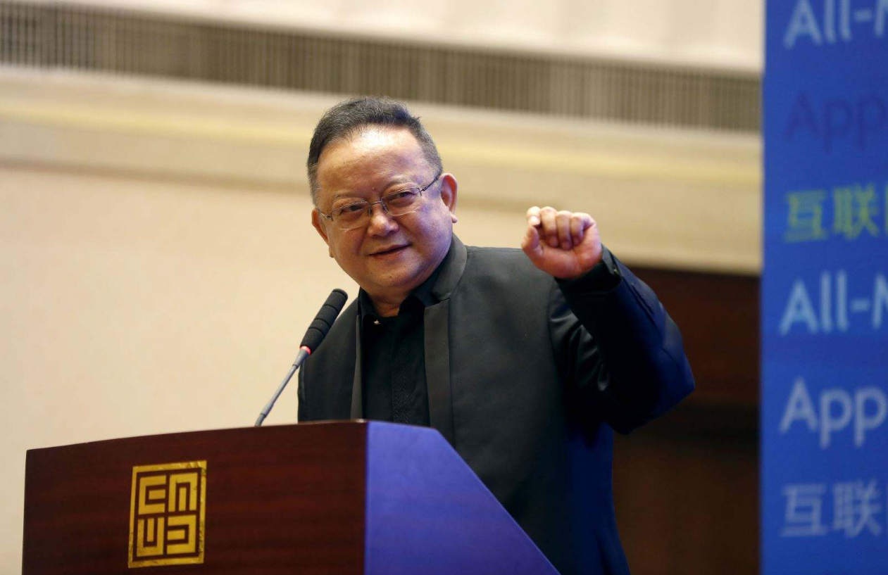 王刚藏了14年的网恋妻子，足足小自己20岁，“冒