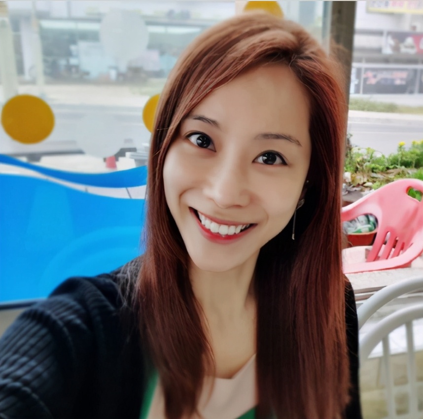 赵敏儿于2002年以第二期成员加入女团jewelry,但在2006年赵敏儿宣布退