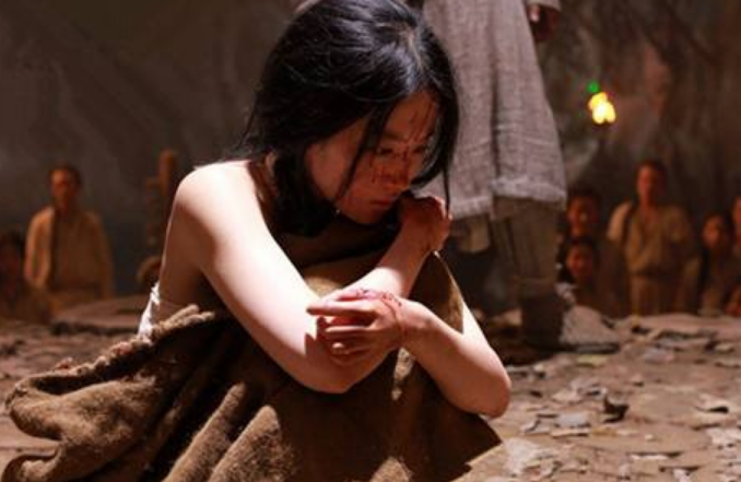 她因劝皇帝上早朝被冷落，后被大臣陷害致死，