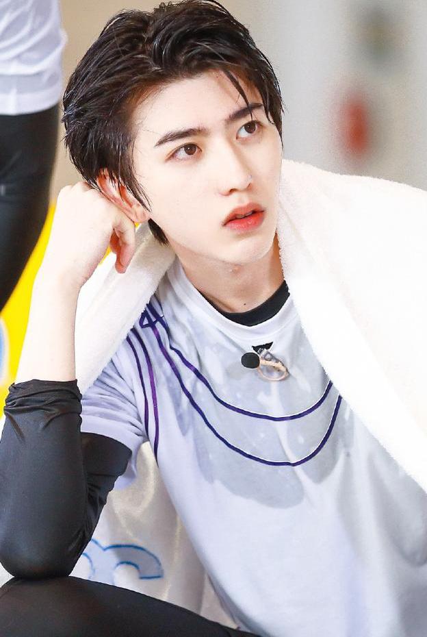 邓伦、华晨宇、关晓彤、范丞丞、蔡徐坤，谁更