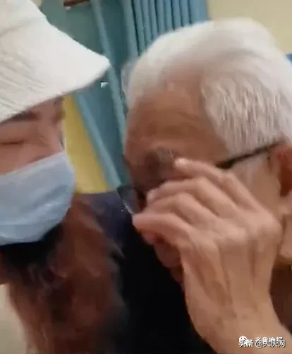孙女中秋突然回家，这位山东爷爷激动哭了！场面感人又心酸