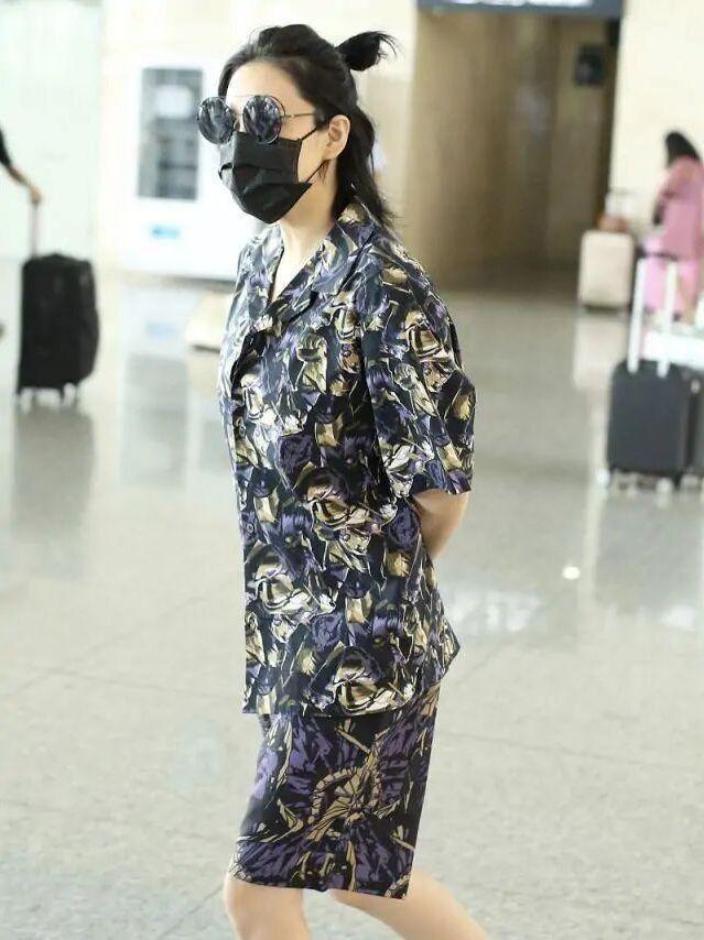 张馨予在机场“放飞自我”，气场太强，连大妈睡衣都穿出了国际范
