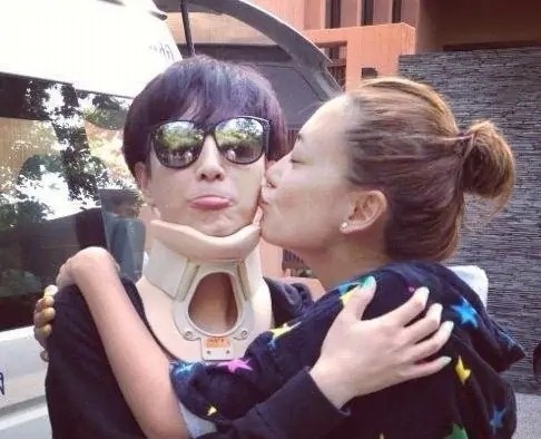 Jasper出席鄭希怡女兒生日會，手插兜有大哥範，男帥女美