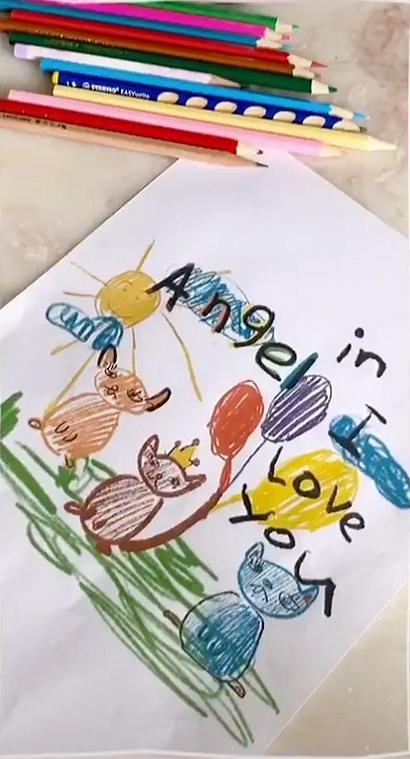 李小璐送女兒去演出彩排，曬母女合影，笑容如復制粘貼