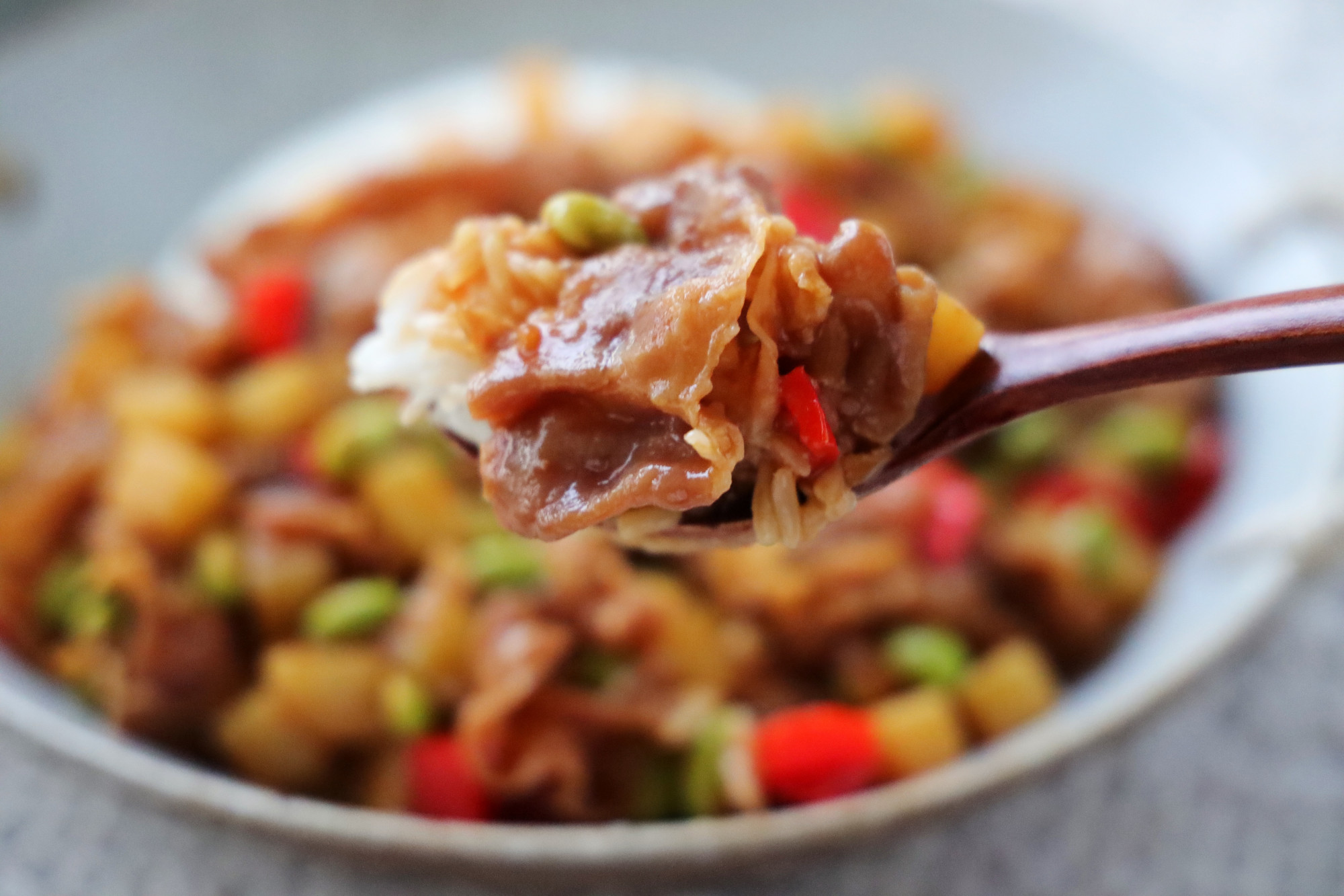 入冬必備的懶人飯，有肉有菜，省時省力，濃濃的湯汁拌米飯，太香