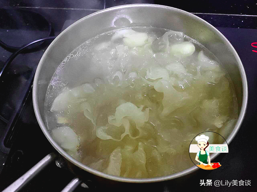 适合秋天喝的一道汤，简单一煮，鲜香甘甜又营养，大人小孩都爱喝