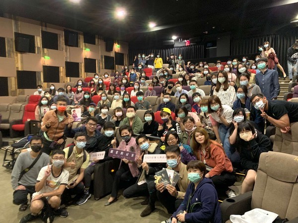 81岁老戏骨太拼命，自曝为演戏锯掉三颗牙，还险