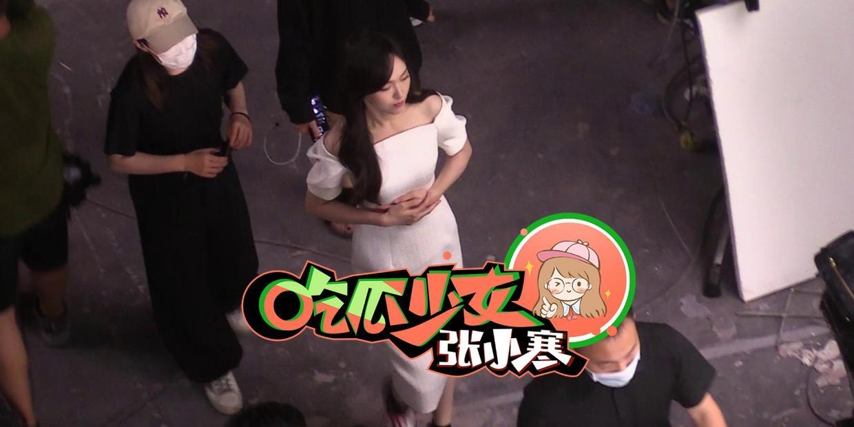 唐嫣晒近照庆与罗晋结婚两周年，戴贝雷帽对镜甜笑，恩爱惹人慕