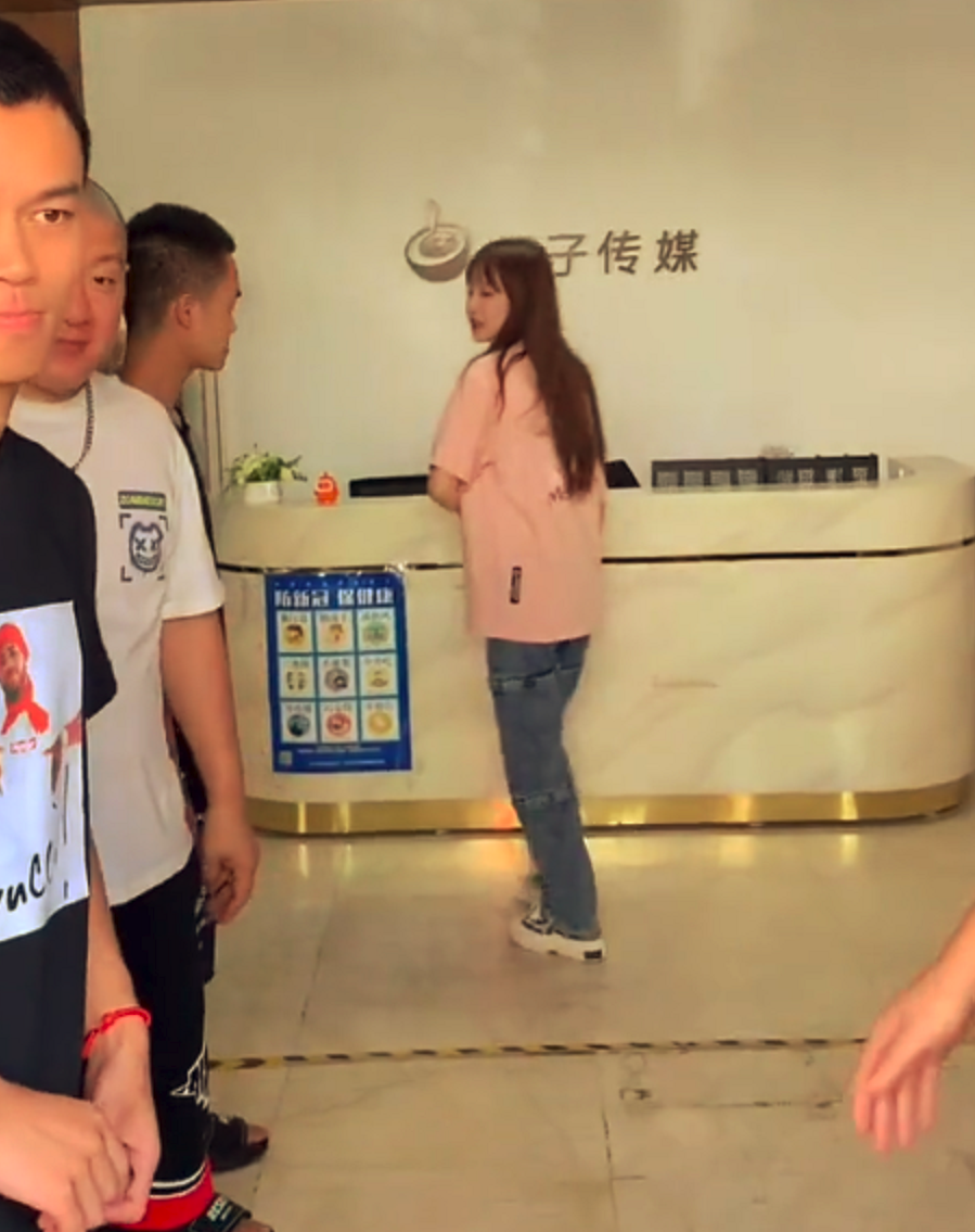 赵本山女儿怀孕了？走路托腰上台阶吃力，一个月前刚被求婚