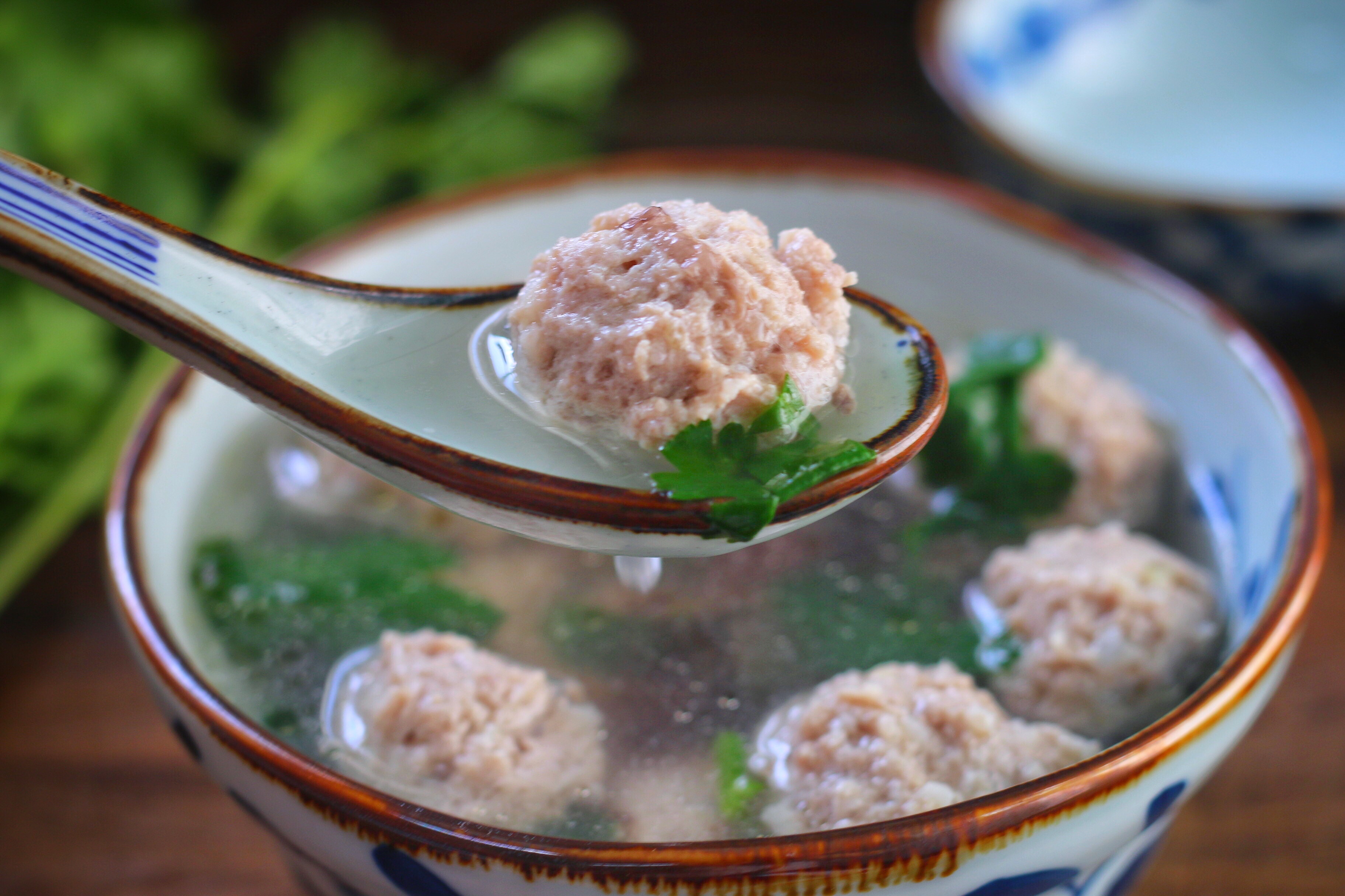 煮肉丸紫菜湯，不要加澱粉和雞精了，肉丸嫩湯鮮美，訣竅公開