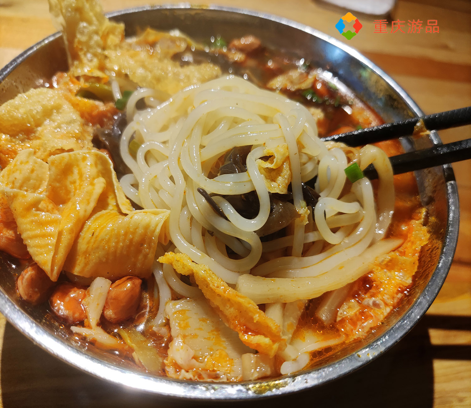 重庆偏僻小巷里的美味，一碗螺蛳粉，一份红豆汤，可以吃得很满足