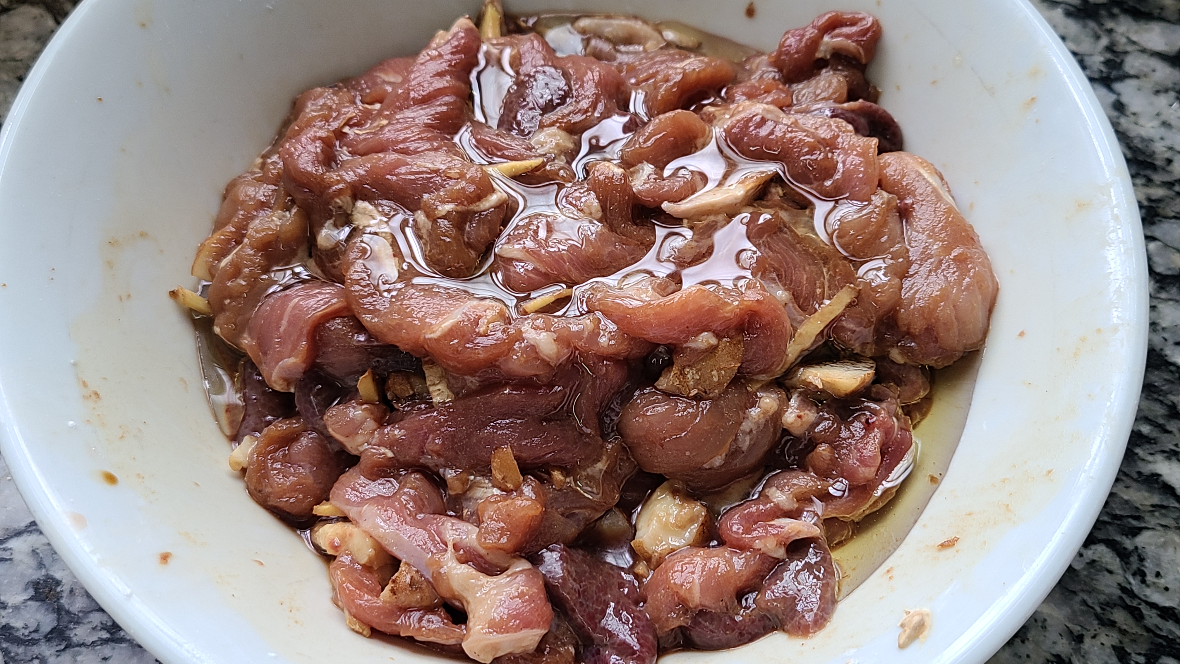 爱吃猪肉别直接炒，教你一个香喷喷的广东做法，简单美味又营养