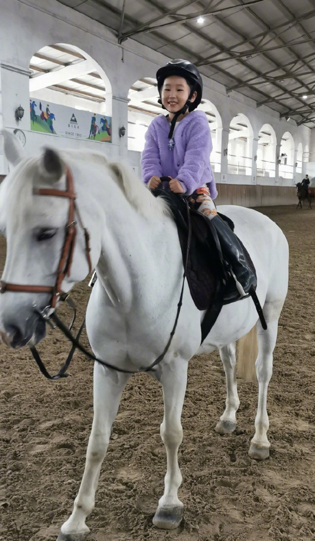 好爸爸！赵文卓国庆陪儿女骑马，子龙和妹妹马背上手拉手超有爱